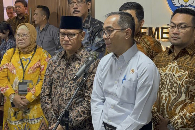 Menteri P2MI, Mukhtarudin (kiri) dan Menteri Dikti Saintek, Brian Yuliarto (kanan) berbicara di hadapan media usai penandatanganan MoU tentang penyiapan SDM siap bekerja di luar negeri di Kantor Kemendikti Saintek, Jakarta pada Rabu (24/12/2025). Foto: Abid Raihan/kumparan