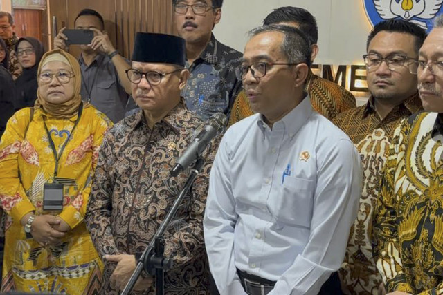 Menteri P2MI, Mukhtarudin (kiri) dan Menteri Dikti Saintek, Brian Yuliarto (kanan) berbicara di hadapan media usai penandatanganan MoU tentang penyiapan SDM siap bekerja di luar negeri di Kantor Kemendikti Saintek, Jakarta pada Rabu (24/12/2025). Foto: Abid Raihan/kumparan