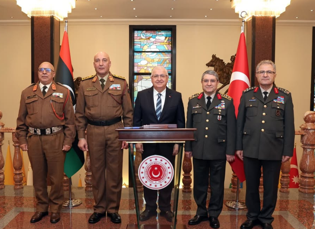 Menhan Turki Yasar Guler (tengah) menerima Panglima Angkatan Bersenjata Libya, Jenderal Muhammed Ali Al-Haddad (kedua dari kiri), Desember 2025. Foto: Instagram/@savunmabakanligi
