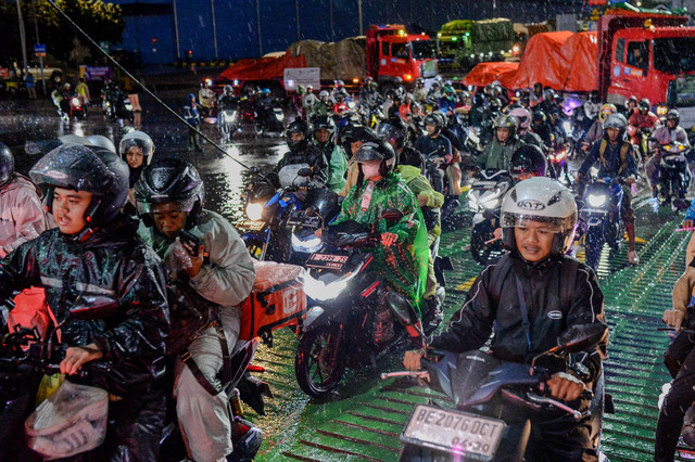 Para pemudik sepeda motor bergerak masuk ke kapal di Pelabuhan Ciwandan, Kota Cilegon, Banten, Rabu (24/12/2025) dini hari. Foto: ANTARA FOTO/Muhammad Bagus Khoirunas