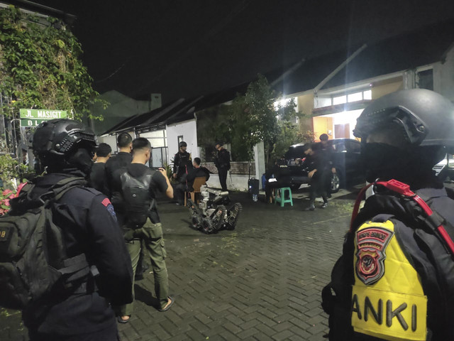 Detasemen Khusus (Densus) 88 Anti Teror menggeledah rumah di Garut, Jawa Barat terkait dugaan keterlibatan salah satu penghuni rumah dengan paham Neo-Nazi atau radikal kiri, Selasa (23/12/2025). Foto: Dok. Istimewa