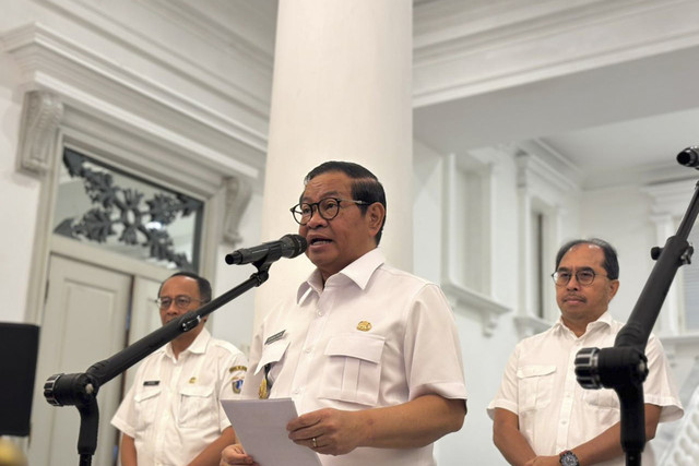 Gubernur DKI Jakarta Pramono Anung dalam penandatanganan kontrak dan pencanangan proyek pengendalian banjir & rob Jakarta di Balai Kota, Jakarta Pusat, Rabu (24/12/2025). Foto: Amira Nada Fauziyyah/kumparan