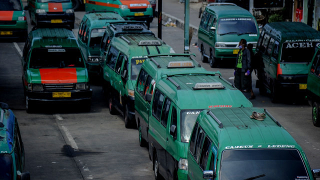 Sejumlah angkot menunggu penumpang di Terminal Cicaheum, Bandung, Jawa Barat, Rabu (29/4/2020). Foto: ANTARA FOTO/Raisan Al Farisi