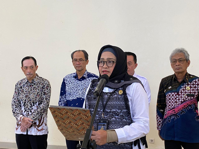 Sekda DIY, Ni Made Dwipanti Indrayanti, saat mengumumkan UMP dan UMK se-DIY 2026 di Kompleks Kepatihan Yogyakarta, Rabu (24/12). Foto: Pandangan Jogja/Resti Damayanti