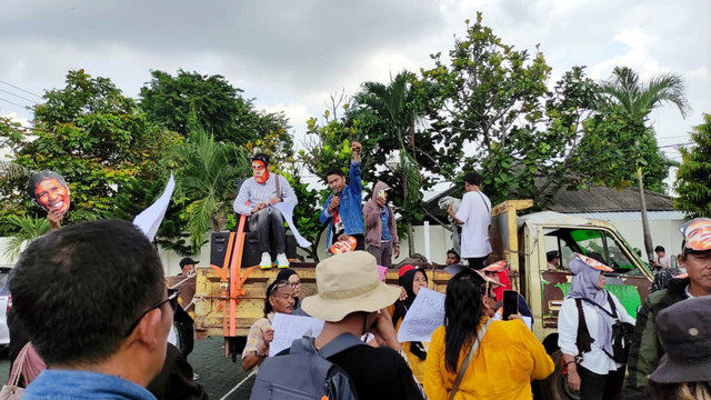 AMPB menggelar aksi untuk mengawal sidang perdana Botok Cs di PN Pati, Rabu (24/12/2025). Foto: kumparan
