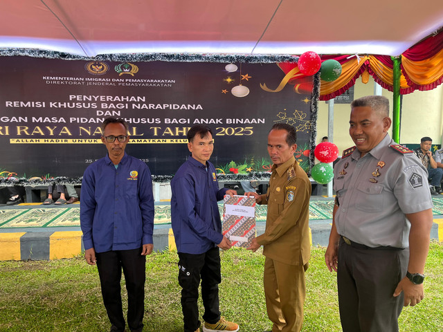 Penyerahan dokumen remisi pada warga binaan Lapas Kelas IIB Sintang. Foto: Yus/Hi!Pontianak