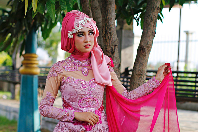 Seorang model perempuan berfoto di taman. Foto: Pixabay