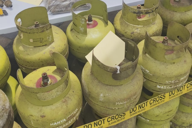 Barang bukti gas LPG yang disita oleh Polda Metro Jaya atas penindakan terhadap pihak yang melakukan suntik gas LPG bersubsidi ke gas LPG non-subsidi di Halaman Ditreskrimsus Polda Metro Jaya, Jakarta, Rabu (24/12/2025). Foto: Luthfi Humam/kumparan