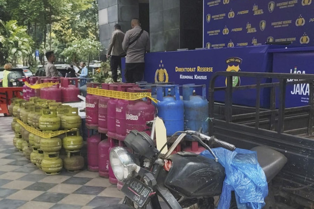 Barang bukti gas LPG yang disita oleh Polda Metro Jaya atas penindakan terhadap pihak yang melakukan suntik gas LPG bersubsidi ke gas LPG non-subsidi di Halaman Ditreskrimsus Polda Metro Jaya, Jakarta, Rabu (24/12/2025). Foto: Luthfi Humam/kumparan