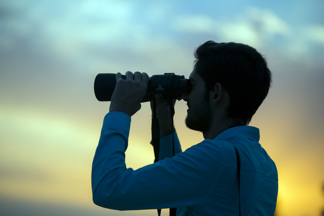 Ilustrasi mengamati permukaan bulan dengan teleskop. Foto: Unsplash