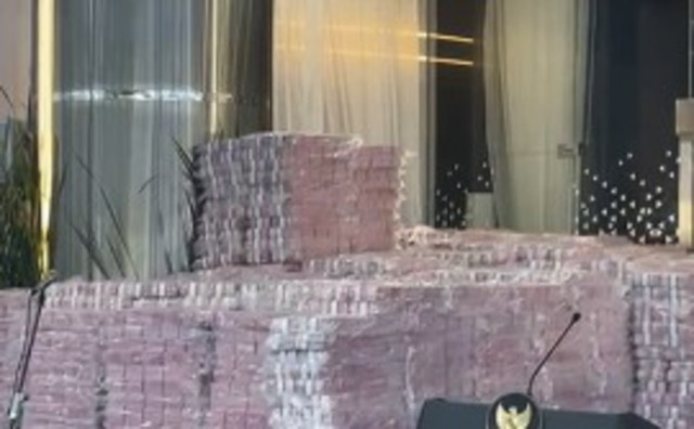 Tumpukan uang hasil pengganti kerugian negara dan hasil denda administratif penyalahgunaan kawasan kehutan dengan total senilai Rp 6,6 triliun yang diserahkan Kejaksaan Agung (Kejagung) kepada negara. Foto: Fadhil Pramudya/kumparan