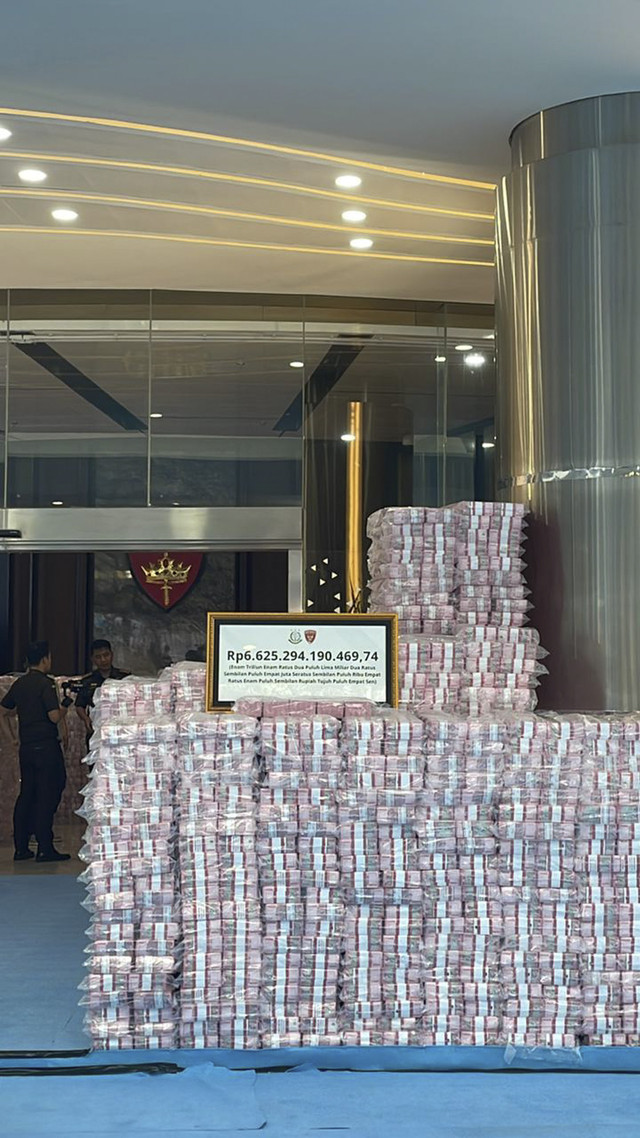 Tumpukan uang hasil pengganti kerugian negara dan hasil denda administratif penyalahgunaan kawasan kehutan dengan total senilai Rp 6,6 triliun yang diserahkan Kejaksaan Agung (Kejagung) kepada negara. Foto: Fadhil Pramudya/kumparan