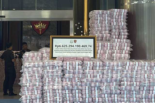 Tumpukan uang hasil pengganti kerugian negara dan hasil denda administratif penyalahgunaan kawasan kehutan dengan total senilai Rp 6,6 triliun yang diserahkan Kejaksaan Agung (Kejagung) kepada negara. Foto: Fadhil Pramudya/kumparan