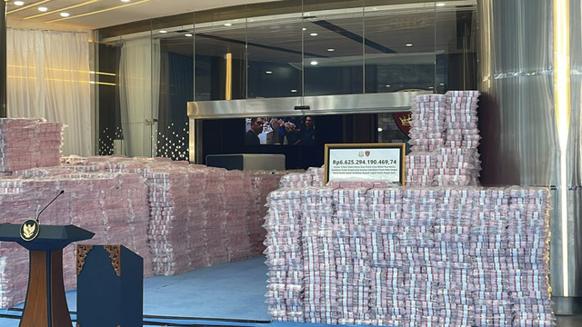 Tumpukan uang hasil pengganti kerugian negara dan hasil denda administratif penyalahgunaan kawasan kehutan dengan total senilai Rp 6,6 triliun yang diserahkan Kejaksaan Agung (Kejagung) kepada negara. Foto: Fadhil Pramudya/kumparan