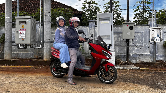 Ruspan, pengguna motor listrik Polytron Fox R lakoni perjalanan jauh Lampung-Jakarta. Foto: Aditya Pratama Niagara/kumparan