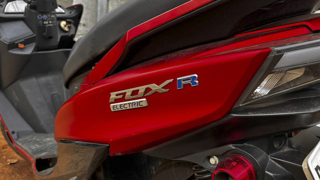 Ruspan, pengguna motor listrik Polytron Fox R lakoni perjalanan jauh Lampung-Jakarta. Foto: Aditya Pratama Niagara/kumparan