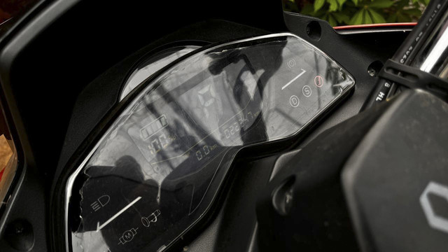 Ruspan, pengguna motor listrik Polytron Fox R lakoni perjalanan jauh Lampung-Jakarta. Foto: Aditya Pratama Niagara/kumparan