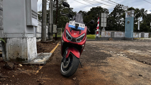 Ruspan, pengguna motor listrik Polytron Fox R lakoni perjalanan jauh Lampung-Jakarta. Foto: Aditya Pratama Niagara/kumparan