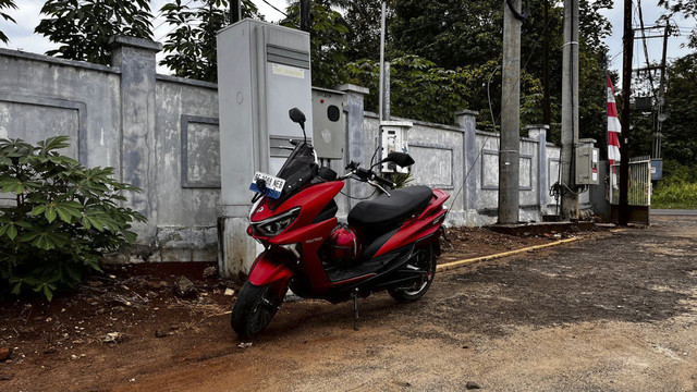 Ruspan, pengguna motor listrik Polytron Fox R lakoni perjalanan jauh Lampung-Jakarta. Foto: Aditya Pratama Niagara/kumparan