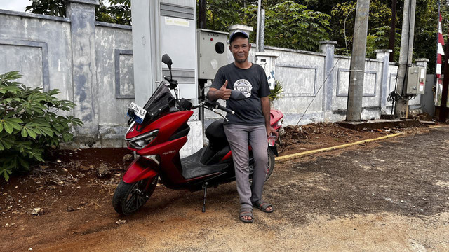 Ruspan, pengguna motor listrik Polytron Fox R lakoni perjalanan jauh Lampung-Jakarta. Foto: Aditya Pratama Niagara/kumparan