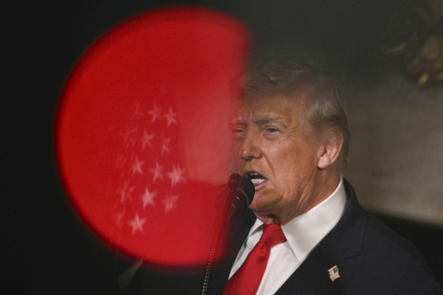 Presiden Amerika Serikat Donald Trump menyampaikan paparan saat pengumuman inisiatif Golden Fleet Angkatan Laut AS yang baru di Mar-a-Lago, Palm Beach, Florida, Amerika Serikat, Senin (22/12/2025). Foto: Andrew Caballero-Reynolds/AFP