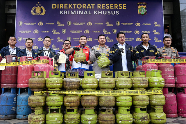 Kabid Humas Polda Metro Jaya dan Dirreskrimsus Polda Metro Jaya menunjukkan barang bukti saat konferensi pers terkait kasus praktik pengoplosan elpiji bersubsidi di Polda Metro Jaya, Jakarta, Rabu (24/12/2025). Foto: ANTARA FOTO/Sulthony Hasanuddin