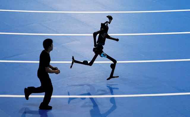Sebuah robot humanoid Unitree Robotics berpartisipasi dalam lomba lari 400 meter di ajang World Humanoid Robot Games perdana di National Speed Skating Oval di Beijing, China (15/8/2025). Foto: Tingshu Wang/REUTERS