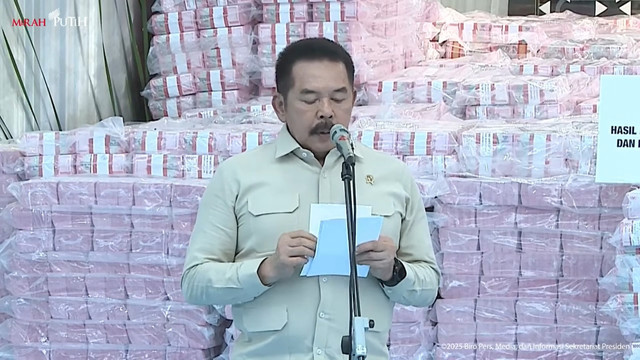 Jaksa Agung ST Burhanuddin memberikan sambutan saat menghadiri penyerahan uang hasil pengganti kerugian negara dan hasil denda administratif penyalahgunaan kawasan hutan, di Gedung Jampidsus Kejagung, Jakarta, Rabu (24/12/2025). Foto: Youtube/Sekretariat Presiden