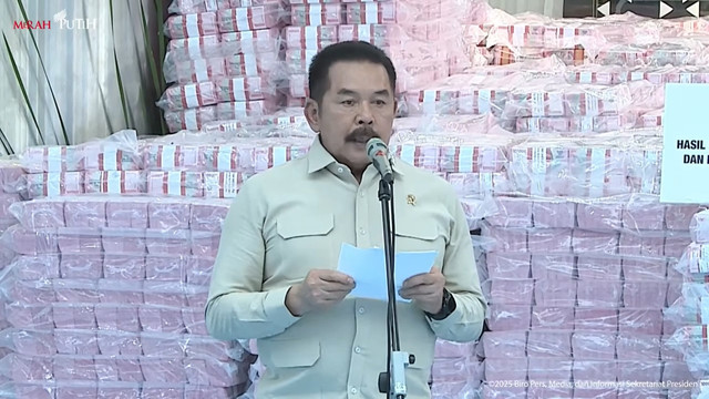 Jaksa Agung ST Burhanuddin memberikan sambutan saat menghadiri penyerahan uang hasil pengganti kerugian negara dan hasil denda administratif penyalahgunaan kawasan hutan, di Gedung Jampidsus Kejagung, Jakarta, Rabu (24/12/2025). Foto: Youtube/Sekretariat Presiden