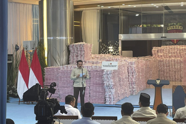 Jaksa Agung, ST Burhanuddin, dalam acara penyerahan uang hasil pengganti kerugian negara dan hasil denda administratif penyalahgunaan kawasan hutan, di Gedung Jampidsus Kejagung, Jakarta, Rabu (24/12/2025). Foto: Fadhil Pramudya/kumparan