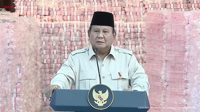Presiden Prabowo Subianto memberikan sambutan menghadiri penyerahan uang hasil pengganti kerugian negara dan hasil denda administratif penyalahgunaan kawasan hutan, di Gedung Jampidsus Kejagung, Jakarta, Rabu (24/12/2025). Foto: Youtube/Sekretariat Presiden