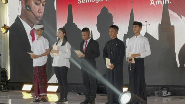 Lima orang siswa sekolah rakyat berdoa lintas agama untuk masyarakat di Sumatera yang terdampak bencana di hadapan Menteri Sosial Saifullah Yusuf dan siswa-siswi sekolah rakyat dari Bekasi, Jakarta, dan Bogor di SRMA 13 Bekasi, Rabu (24/12/2025). Foto: Abid Raihan/kumparan