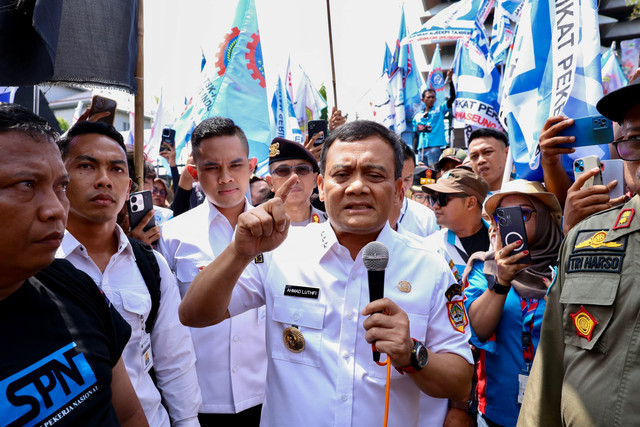 Gubernur Jawa Tengah Ahmad Luthfi saat menemui aksi demo buruh. Foto: Dok. Istimewa
