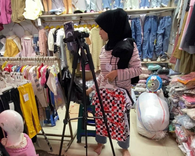 Penjual pakaian dan hijab di Pasar Tanah Abang, Jakarta Pusat, pada Rabu (24/12/2025). Foto: Muhammad Fhandra Hardiyon/kumparan
