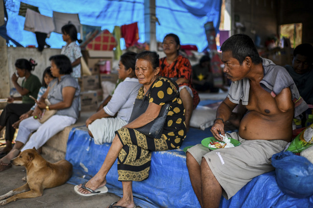 Sejumlah pengungsi bencana banjir bandang dan longsor beristirahat di tenda darurat di Hutanabolon, Kecamatan Tukka,Tapanuli Tengah, Sumatera Utara, Rabu (24/12/2025). Foto: Rivan Awal Lingga/ANTARA FOTO