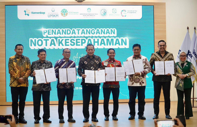 Kementerian Koperasi (Kemenkop) teken MoU dengan Kementerian UMKM dan kementerian/lembaga lainnya, bangun ekosistem UMKM terintegrasi terutama lewat koperasi. Foto: Kementerian Koperasi