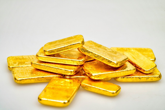 Mulai investasi emas batangan 24K mulai 0,5 gram di BRI. Foto: Shutterstock