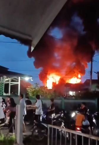 Kebakaran di Jalan Pati Krama Melawi. Foto: Dok. Instagram @sambasnesia