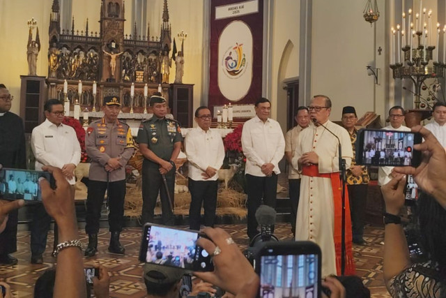 Kapolri Jenderal Listyo Sigit Prabowo bersama Panglima TNI Agus Subiyanto, Kemenko Polkam Djamari Chaniago, Mendagri Tito Karnavian dan Gubernur Jakarta Pramono Anung meninjau perayaan Natal di Gereja Katedral, Jakarta pada Rabu (24/12/2025). Foto: Luthfi Humam/kumparan