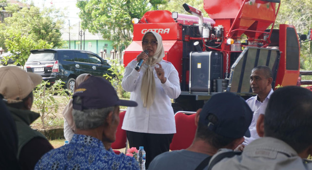 Bupati Mempawah, Erlina, memberikan sambutan dalam penyerahan bantuan alsintan kepada petani. Foto: M. Zain/Hi!Pontianak