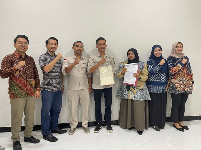 Penyerahan sertifikat PTSL. Foto: Dok. Kantah Sekadau