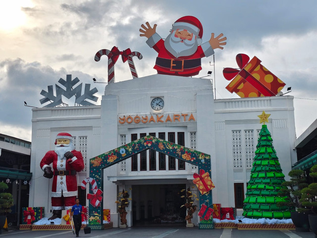 Stasiun Tugu Yogyakarta bersolek menyambut Natal. Dekorasi Sinterklas dan pohon natal raksasa ditampilkan di pintu timur Stasiun Tugu Yogyakarta, Rabu (24/12/2025). Foto: Arfiansyah Panji Purnandaru/kumparan