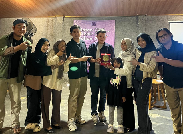 Penyerahan Penghargaan Anugerah Saidatul Fitriah 2025 kepada CEO Lampung Geh, Bery Decky Saputra | Foto : Eka Febriani / Lampung Geh