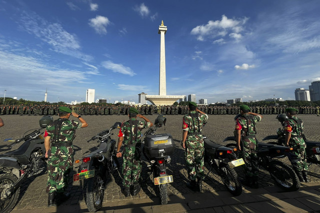 Kodam Jaya melaksanakan apel pengamanan natal 2025 dan tahun baru 2026 di kawasan Monas, Jakarta Pusat, Rabu (24/12/2025).  Foto: Rayyan Farhansyah/kumparan