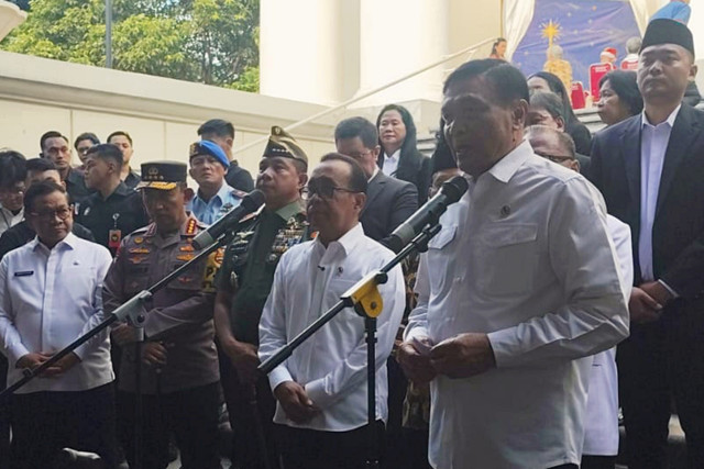 Menko Polkam, Djamari Chaniago memberikan keterangan pers usai meninjau perayaan Natal di Gereja Immanuel Jakarta pada Rabu (24/12/2025). Foto: Luthfi Humam/kumparan