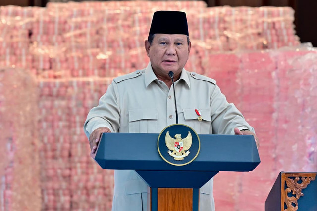 Presiden Prabowo Subianto memberikan sambutan saat menghadiri penyerahan uang hasil pengganti kerugian negara dan hasil denda administratif penyalahgunaan kawasan hutan, di Gedung Jampidsus Kejagung, Jakarta, Rabu (24/12/2025). Foto: Rusman/Biro Pers Sekretariat Presiden