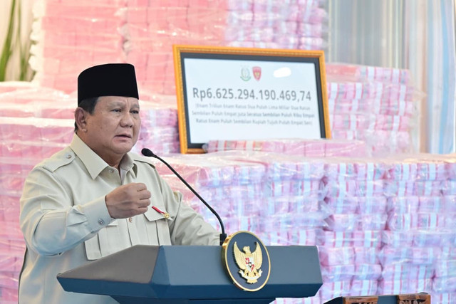 Presiden Prabowo Subianto memberikan sambutan saat menghadiri penyerahan uang hasil pengganti kerugian negara dan hasil denda administratif penyalahgunaan kawasan hutan, di Gedung Jampidsus Kejagung, Jakarta, Rabu (24/12/2025). Foto: Rusman/Biro Pers Sekretariat Presiden