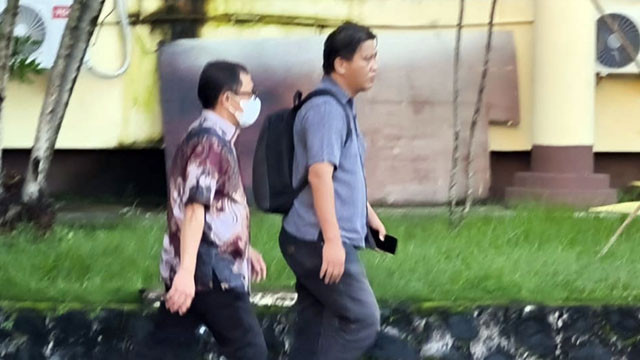 Rektor Universitas Sam Ratulangi (Unsrat) Manado, Prof. Dr. Ir. Oktovian Berty Alexander Sompie (pakai masker), berjalan menuju ke ruangan penyidik Tipikor di Polda Sulawesi Utara.