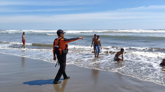 Tim SAR Gabungan berhasil evakuasi wisatawan terseret ombak di Pantai Parangtritis, Kabupaten Bantul, Rabu (24/12/2025). Foto: Basarnas Yogyakarta