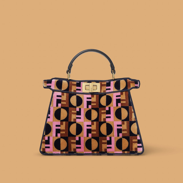 Tas Fendi Peekaboo edisi spesial dalam kolaborasi bersama serial Netflix 'Emily in Paris'. Foto: Dok. Fendi 